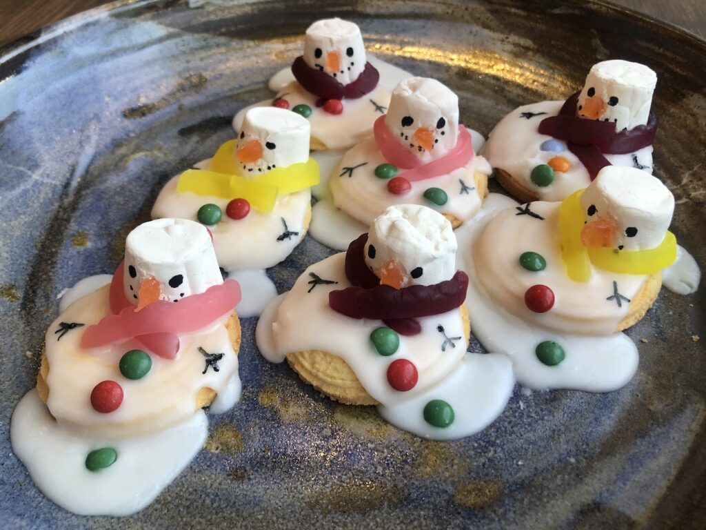 How to make melted snowmen biscuits. Surprise your children with these super fun Christmas cookies that are perfect for a North Pole Breakfast!